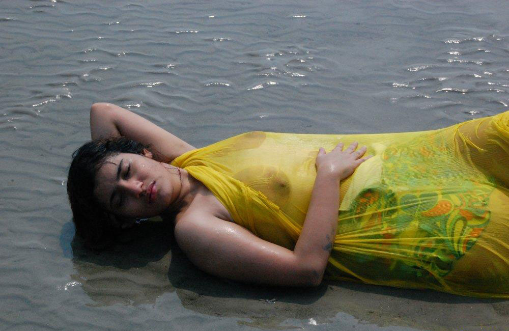 Indian Water Porn - Porn Pics Indian Babe Saira Nude Enjoying On Beach - Indian Porn Photos