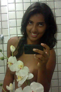 Indian girl capturing her naked pics in shower