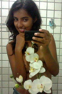 Indian girl capturing her naked pics in shower