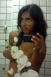 Indian girl capturing her naked pics in shower