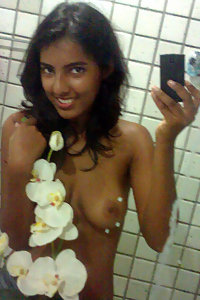 Indian girl capturing her naked pics in shower