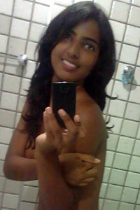 Indian girl capturing her naked pics in shower