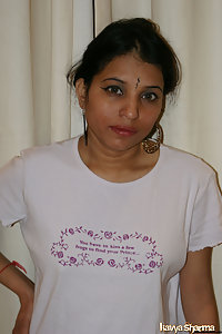 Gujarati amateur Kavya in her favorite pink top showing her tits