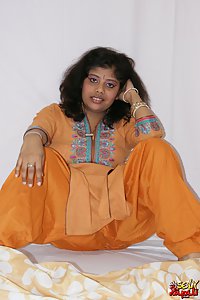 Indian Babe Rupali chaning her traditional indian outfits
