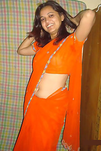 Horny Indian Juicy Bhabhi Deepa Posing Hot In Saree