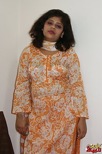 Indian Babe Rupali ek hindustani kuri in traditional indian outfits