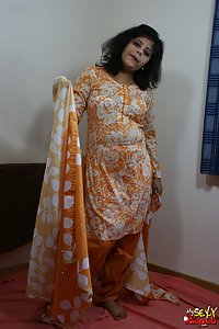 Indian Babe Rupali ek hindustani kuri in traditional indian outfits