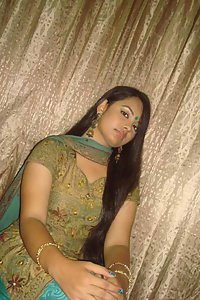 Sexy juicy Indian girl giving sexy poses before she gets naked