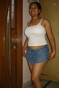 Indian Amateur Hot girls posing naked on camera