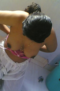 Indian Amateur Hot girls posing naked on camera