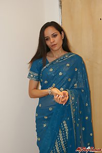 Indian babe jasmine in traditional saree showing off
