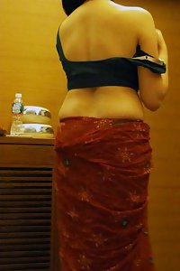 Porn Pics Sexy Indian Bhabhi Showing Her Hot Figure