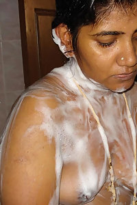 Porn Pics Busty Indian Aunty Nude Bath Pics Leaked
