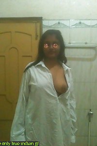 Hot Indian babe showing off