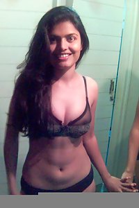 Porn Pics Indian Babe Arpita Doggy Pose Naked