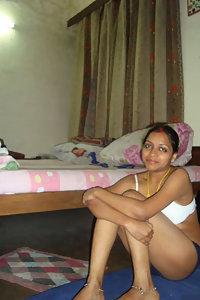 Porn Pics Desi Indian Bhabhi Sitting Nude At Home