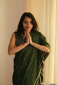 Indian Babe Kavya sharma in her sexy green indian sari showing off