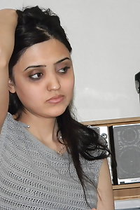 Cute sexy Pakistani babe nida exposing herself off naked