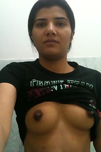 Cute sexy Pakistani babe nida exposing herself off naked