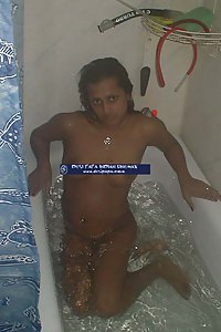 Porn Pics UK Based Indian Bhabhi Sharmeen Bathtub Naked