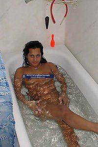 Porn Pics UK Based Indian Bhabhi Sharmeen Bathtub Naked