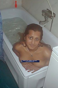 Porn Pics UK Based Indian Bhabhi Sharmeen Bathtub Naked