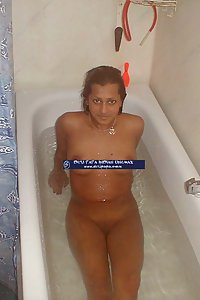 Porn Pics UK Based Indian Bhabhi Sharmeen Bathtub Naked