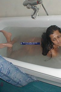 Porn Pics UK Based Indian Bhabhi Sharmeen Bathtub Naked