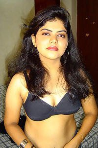 Neha nair in western tight jeans and black bra in bedroom