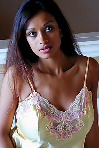 Curvy Sexy Figure Indian Babe Naseem Sexy Photoshoot