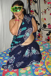 Big juicy bare boobs and hearty ass of south indian velamma bhabhi