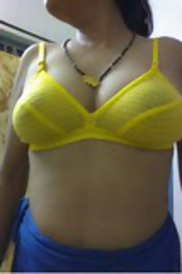 Porn Pics Horny Indian Bhabhi Yellow Bra Big Boobs