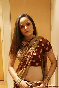 Indian babe jasmine in sexy indian saree stripping