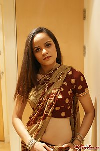 Indian babe jasmine in sexy indian saree stripping