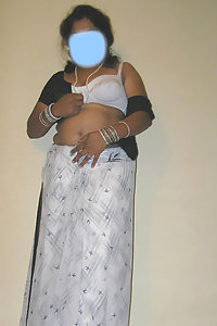 Mature Indian Aunty Suvarna In Saree Stripping Naked