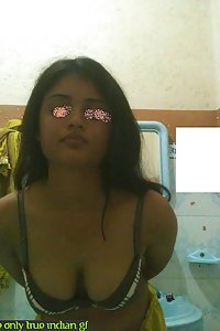 Indian college girl posing naked in shower