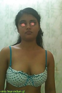 Indian college girl posing naked in shower