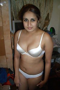 Indian Girl Shaina Posing Nude In Hotel Room