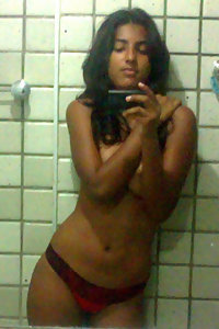 Indian girl capturing her naked pics in shower