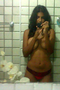 Indian girl capturing her naked pics in shower