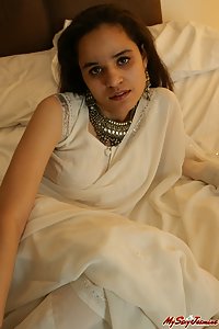 Indian Babe Jasmine in white indian saree