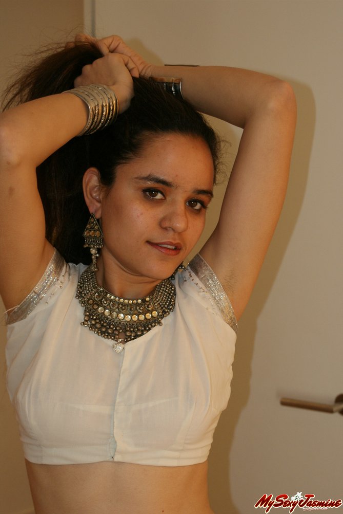 Indian Babe Jasmine in white indian saree - Indian Porn Photos