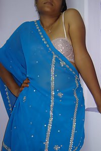 Indian Amateur Bhabhi Dabanshi In Transperant Blue Saree